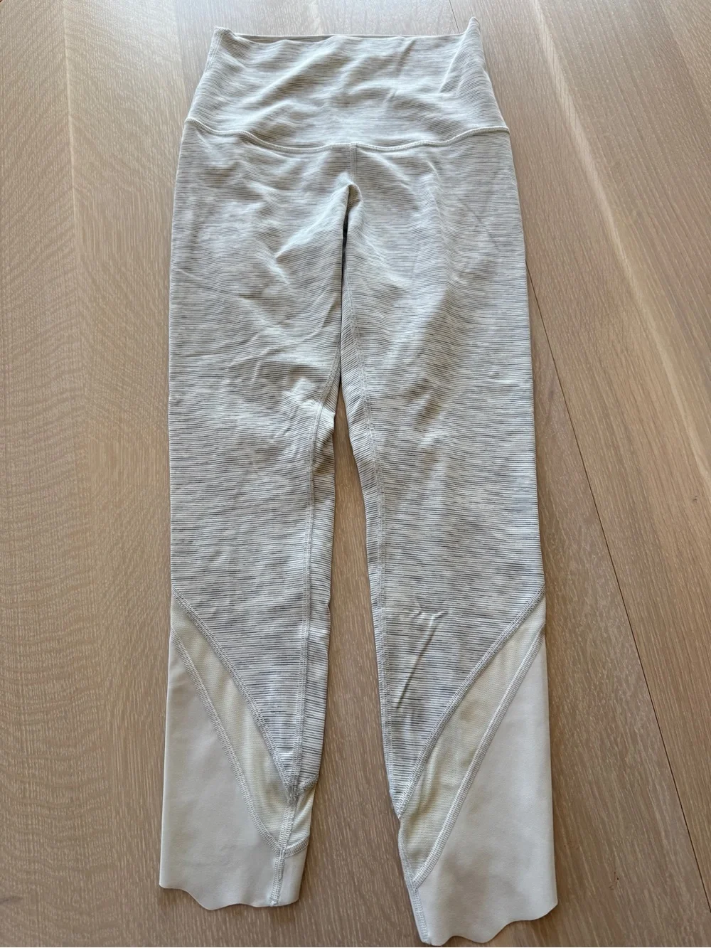 Lululemon Wunder Under Crop II Hi-Rise Scallop 24” Leggings, White/Grey Size 6